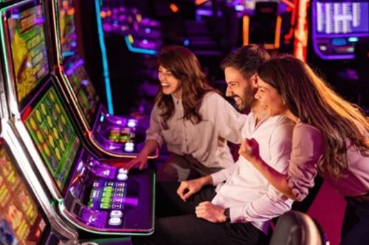 Live Casino Dragon Tiger ဂိမ်းတွင် Card ကိုင်နေသော Dealer